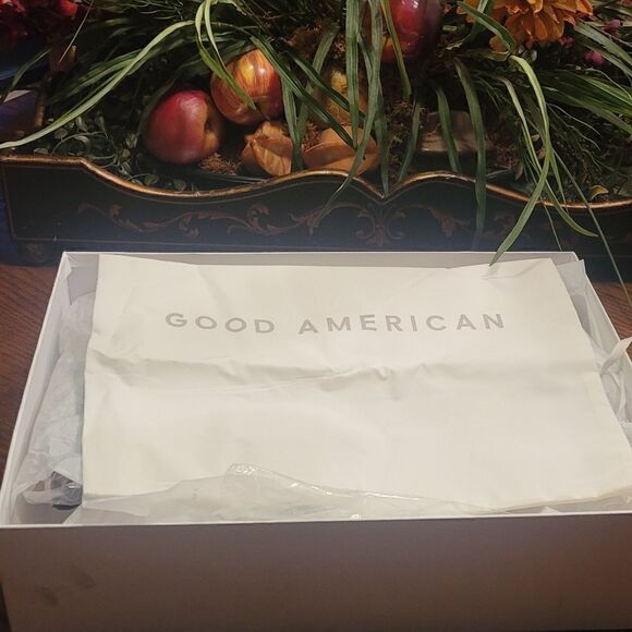 NIB Good American Chocolate Neoprene Chelsea Pointed Toe Women's 8 - Picture 7 of 12